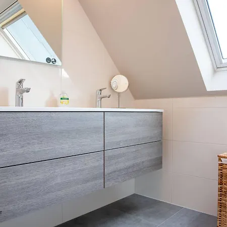 Beautiful And Ideally Located 3br *